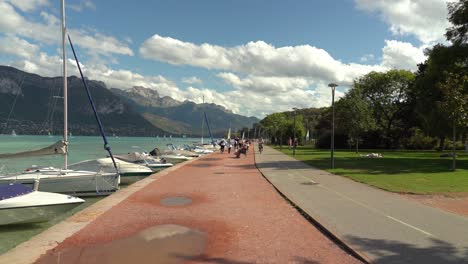 A-La-Gente-Le-Gusta-Montar-O-Caminar-Alrededor-Del-Lago-De-Annecy.