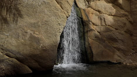Abgeschiedene-Wasserfall-Oase-In-Tozeur,-Tunesien-Mit-Herabstürzendem-Wasser-Auf-Felsen