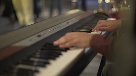 Un-Hombre-Tocando-El-Piano-En-El-Teatro-Toma-Estática,-Primer-Plano,-Insertar-Toma