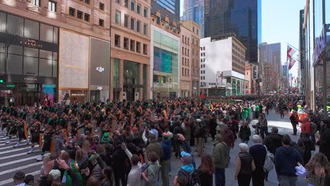 Un-Disparo-En-Una-Barra-De-Cámara-Larga-Por-Encima-De-La-Multitud-De-La-Calle