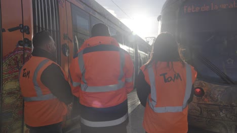 Straßenbahn-Mitarbeiter-Im-Leerlauf-Bei-Sonnenuntergang