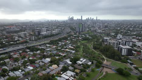 Fliegen-über-Häusern-Im-Vorort-Greenslopes-In-Queensland,-Australien