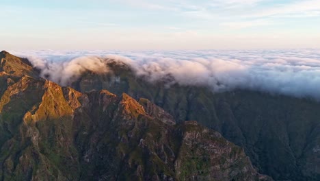 Eine-Drohnen-Hyperlapse-Aufnahme-Bei-Sonnenaufgang-Am-Pico-De-Arieiro-Auf-Der-Insel-Madeira,-Die-Die-Bewegung-Der-Wolken-über-Dem-Berg-Zeigt