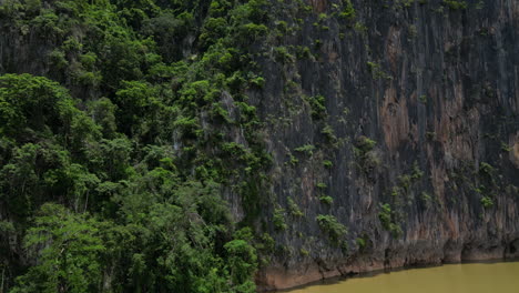 Freiliegende-Felswand-Im-Detail-Entlang-Des-Mekong-Flusses-In-Luang-Prabang,-Laos