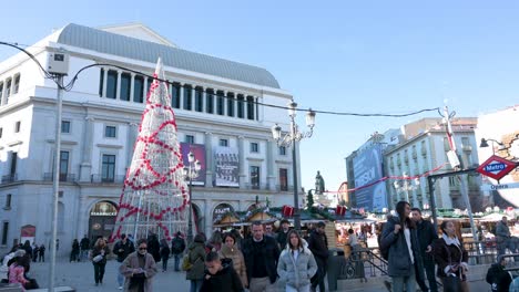 Toma-Panorámica-Del-Teatro-Real,-La-Institución-De-Artes-Escénicas-Y-Musicales-Más-Importante-De-España,-Ubicada-En-Una-Concurrida-Plaza-Isabel-II-De-Madrid.