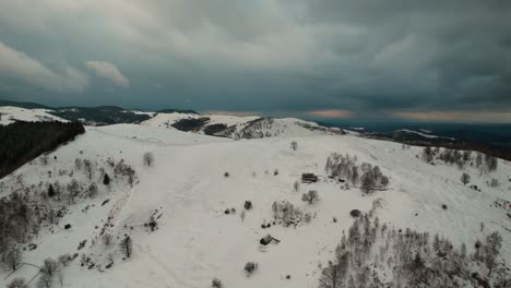 Descubriendo-La-Belleza-Encantada-De-Las-Montañas-Cindrel-Y-El-Tranquilo-Refugio-De-Un-Refugio-De-Montaña-Cerca-De-La-Cima