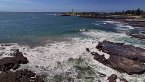 Revelación-Del-Faro-De-Flagstaff-Point,-El-Faro-Del-Rompeolas-De-Wollongong-Y-El-Puerto-De-Wollongong