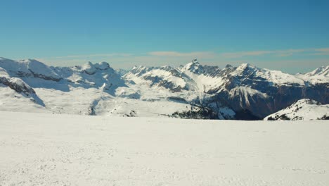 Skifahrer-Im-Skigebiet-Grand-Massif-In-Der-Nähe-Von-Flaine-Resort-In-Den-Französischen-Alpen,-Frankreich
