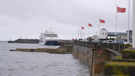 Douglas,-Isla-De-Man,-Crucero-En-El-Puerto-Y-Banderas-Nacionales-En-El-Paseo-Marítimo,-Vista-Amplia,-Cámara-Lenta