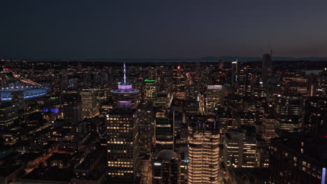 Vancouver-Bc-Canada-Aéreo-V69-Drone-Cinematográfico-Sobrevuelo-Gastown-Capturando-El-Paisaje-Urbano-Iluminado-Del-Centro-De-La-Ciudad-Por-La-Noche-Con-El-Telón-De-Fondo-Del-Cielo-Del-Atardecer---Filmado-Con-Mavic-3-Pro-Cine---Julio-De-2023