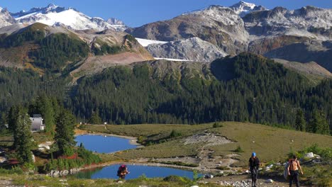 Backpackers-During-Hikes-Through-Elfin-Lakes-Trail-To-Diamond-Head-In-British-Columbia,-Canada