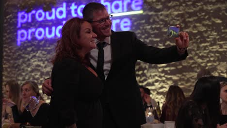 Gäste-Machen-Ein-Selfie-Bei-Einem-Galadinner