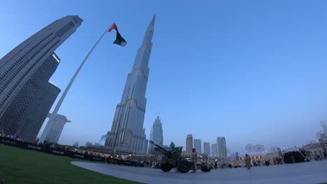 Polizeibeamte-Aus-Dubai-Feuerten-Die-Iftar-Kanone-Ab,-Um-Den-Beginn-Des-Ersten-Iftar-Während-Des-Heiligen-Monats-Ramadan-2024-Im-Burj-Park-In-Dubai,-Vereinigte-Arabische-Emirate,-Zu-Markieren