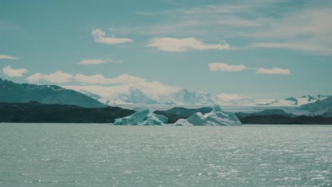 Lago-Argentino-Con-Icebergs-En-La-Patagonia,-Argentina