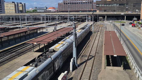 Tren-Interurbano-Que-Llega-A-La-Estación-Central-De-Trenes-De-Oslo,-Noruega,-En-Un-Día-Soleado