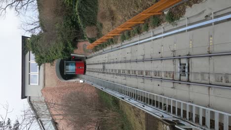 Schloßbergbahn,-Moderno-Funicular-Esperando-La-Salida-En-Graz,-Schlossberg,-Austria