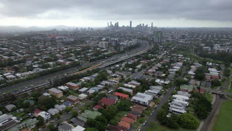 Vista-Aérea-Del-Suburbio-Y-Del-Horizonte-De-Brisbane-Con-Cielo-Nublado-En-Queensland,-Australia