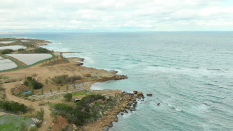 Vista-Aérea-De-Una-Playa-Remota-En-El-Mar-Mediterráneo-En-La-Isla-De-Chipre