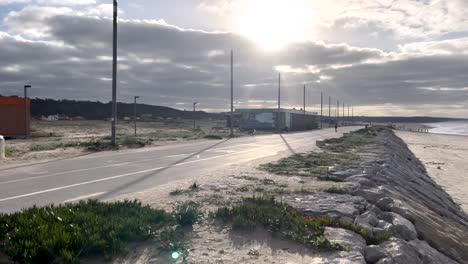 Sonnenaufgang-Am-Einsamen-Strand-Von-Caparica-Ohne-Menschen