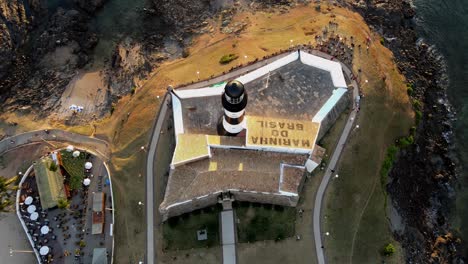 Vista-Aérea-Superior-Del-Atardecer-Del-Faro-En-Salvador,-Bahía,-Brasil