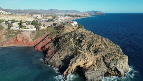 Acantilados-En-La-Playa-De-Bolnuevo-En-La-Región-De-Murcia,-España---Pedestal-Aéreo-4k