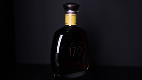 Flasche-Von-1792,-Abgefüllt-In-Bond-Kentucky-Straight-Bourbon-Whiskey,-Kalifornien,-Total-Wine-Barrel-Pick,-Das-Sich-Um-360-Grad-Dreht,-Mit-Schwarzem-Hintergrund