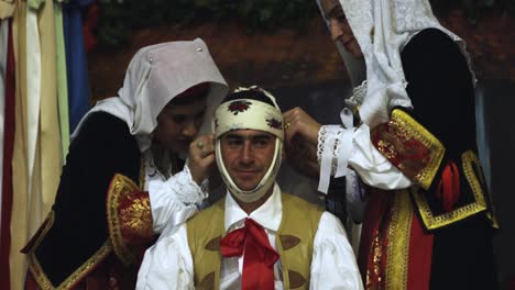 Aderezo-Ritual-De-Su-Composidori,-Fiesta-Sartiglia,-Oristano,-Cerdeña,-Italia,-Europa-Máscara-Vestirse