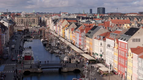 Iconic-colorful-houses-on-Nyhavn-waterfront-of-Indre-By,-Copenhagen