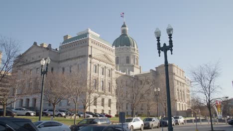 Fuera-Del-Edificio-Del-Capitolio-Del-Estado-De-Indiana-En-Indianápolis,-Indiana,-Con-Vídeo-En-ángulo-Inclinado-Hacia-Abajo