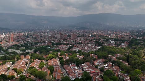 Drohnen-Luftaufnahmen-Der-Südamerikanischen-Stadt-Medellin-Commune-13-San-Javier,-Kolumbien