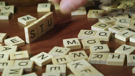 Scrabble-Steine-Auf-Der-Kante-Produzieren-Wortstudie-Aus-Verschiedenen-Spielbuchstaben