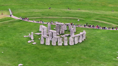 Vista-Aérea-De-Stonehenge-Y-Turistas-Que-Visitan-El-Sitio-Del-Patrimonio-Mundial-De-La-Unesco,-Disparo-De-Drones