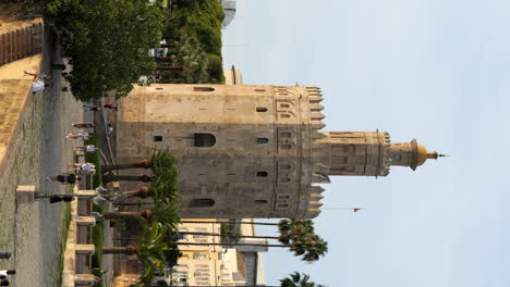 Vista-Vertical-De-La-Torre-De-Oro-Con-Turistas-En-Sevilla,-España.