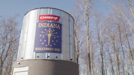 Indiana-Le-Da-La-Bienvenida-Al-Costado-De-Una-Unidad-De-Almacenamiento-De-Granos-En-Un-área-De-Descanso-Del-Estado-De-Indiana-Con-Video-Panorámico-De-Izquierda-A-Derecha-En-Primer-Plano