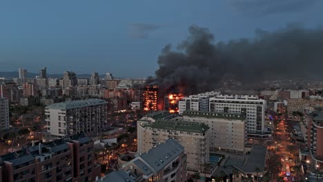 Brennendes-Gebäude-In-Valencia-Per-Drohne-Gefilmt