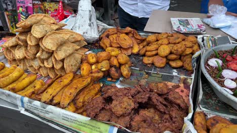 Würzig-Frittierte-Speisen,-Die-Abends-Als-Straßenessen-Auf-Dem-Markt-In-Alt-Delhi-Während-Des-Ramadan-Oder-Ramadan-Zum-Verkauf-Angeboten-Werden