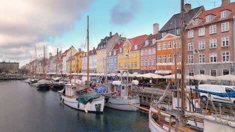 Colorful-facade-of-buildings-and-old-boats-on-Nyhavn-Canal,-Copenhagen