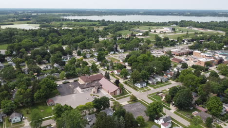 Fremont,-Michigan,-Drohnen-Luftaufnahmen-Der-Innenstadt-Von-Gebäuden,-Stadtbild