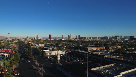 Vista-Aérea-Del-Strip-De-Las-Vegas-Desde-El-Lado-Oeste,-Volando-Sobre-La-Avenida-Sahara-Y-Los-Edificios-Suburbanos.