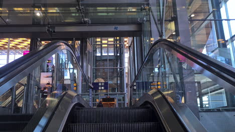 Ankunft-Am-Abflugterminal-Des-Internationalen-Flughafens-Oslo,-Norwegen,-Passagier-Rolltreppe-POV