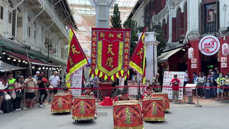 Trommler-Spielen-Die-äußerst-Beliebten-Chinesischen-Trommeln-Bei-Der-Eröffnungszeremonie-Des-Five-Footway-Festivals-In-Chinatown,-Singapur