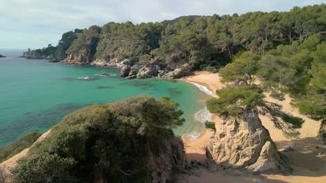 Tauchen-Sie-Ein-In-Die-Luftige-Pracht-Von-Lloret-De-Mar,-Wo-Kristallklares-Blaues-Wasser-Auf-Gehobene-Touristenorte-Wie-Santa-Cristina-Und-Cala-Treumal-Trifft