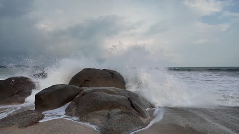 Koh-Samui-Wellen-Brechen-Auf-Granitfelsen,-Thailand