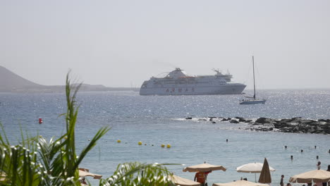 Un-Paisaje-Marino-Bañado-Por-El-Sol-Con-Un-Crucero-En-Ferry-Y-Un-Velero,-Un-Escenario-Perfecto-Para-Temas-De-Viajes-Y-Vacaciones.