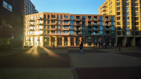 Modernes-Neues-Wohngebäude-In-Einem-Vorort-Von-Amsterdam-Mit-Schöner-Sonnenreflexion