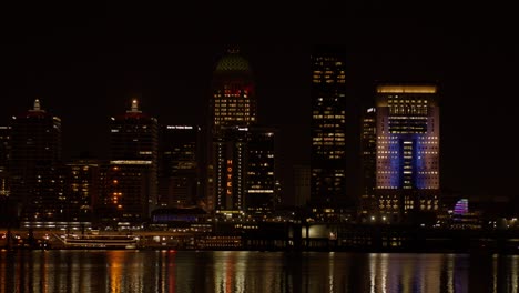 Horizonte-De-Louisville,-Kentucky-Con-El-Río-Ohio-Por-La-Noche-Con-Un-Establo-De-Tiro-Medio