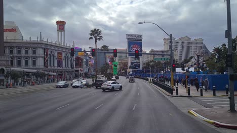 Pov,-Conducir-En-El-Strip-De-Las-Vegas-En-Un-Día-Nublado,-Tráfico-Y-Peatones-En-El-Paso-De-Peatones,-Nevada,-EE.UU.