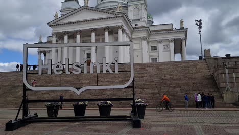 Helsinki-Cathedral-and-Landmark-Sign-on-Cloudy-Spring-Day,-Finland