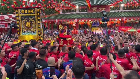 Devotos-Y-Turistas-Presencian-La-Procesión-De-Las-Deidades-De-Las-Carrozas-Transportadas-En-El-Antiguo-Templo-Chino-De-Johor-Bahru,-&#39;xing-Gong&#39;-Malasia,-Durante-La-Tradición-Anual-De-Chingay