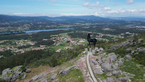 Mirador-De-Escultura-De-Ciervo-En-Vila-Nova-De-Cerveira,-Norte-De-Portugal---Aéreo-4k